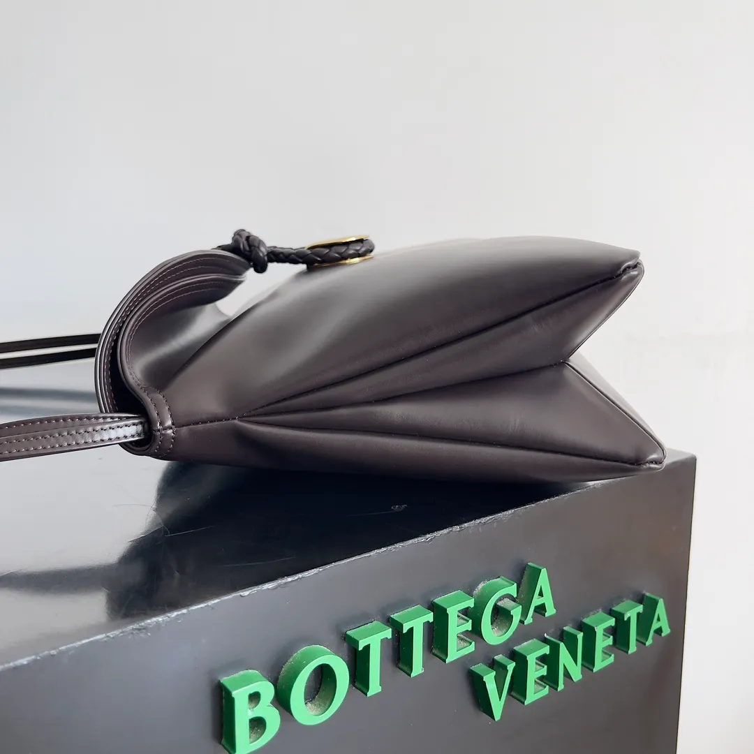 Batch 1680 Inspired by the 1970s, the Bottega Veneta women's logo shoulder bag has a smooth leather surface that brings a clean and handsome feel, just like the neatness and tenacity of a working woman. The front buckle is made of high-quality hardware pendant, the overall retro elegance, and the excellent leather feels soft. This Bottega Veneta series can be described as beautiful, weakening the complexity of the outfit, not competing for it, and only using the best quality to interpret itself. Style number: 806034 (large size) Size: 30*20*8cm